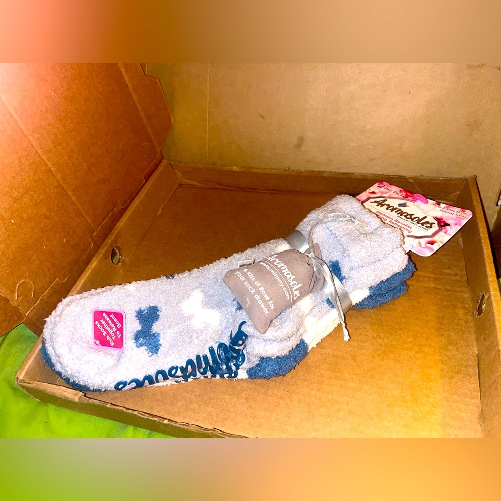 New Minx NY Aromasoles Rose & Shea Butter Infused Slipper Socks (2 Pairs)